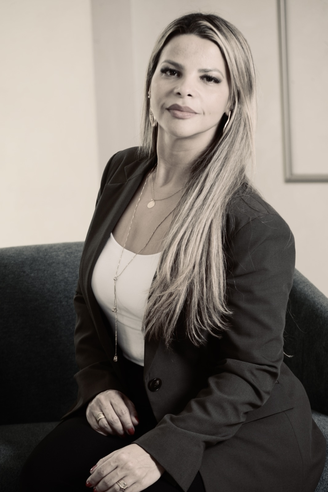 Dra. Viviane sentada em ambiente institucional